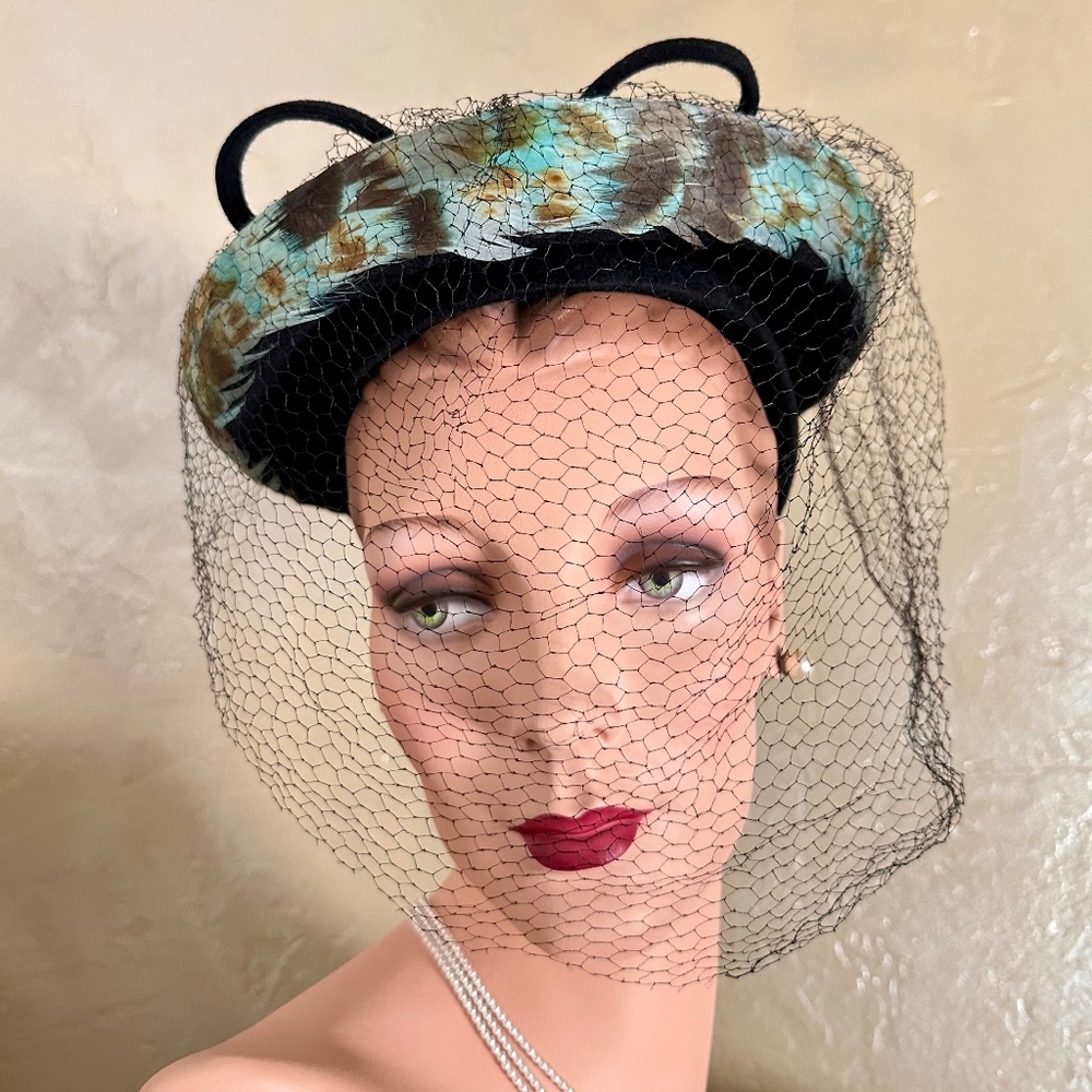 ALLURING 1940s' BLACK FELT TILT HAT - POINTY CROWN/BRIM COVERED IN AQUA FEATHERS